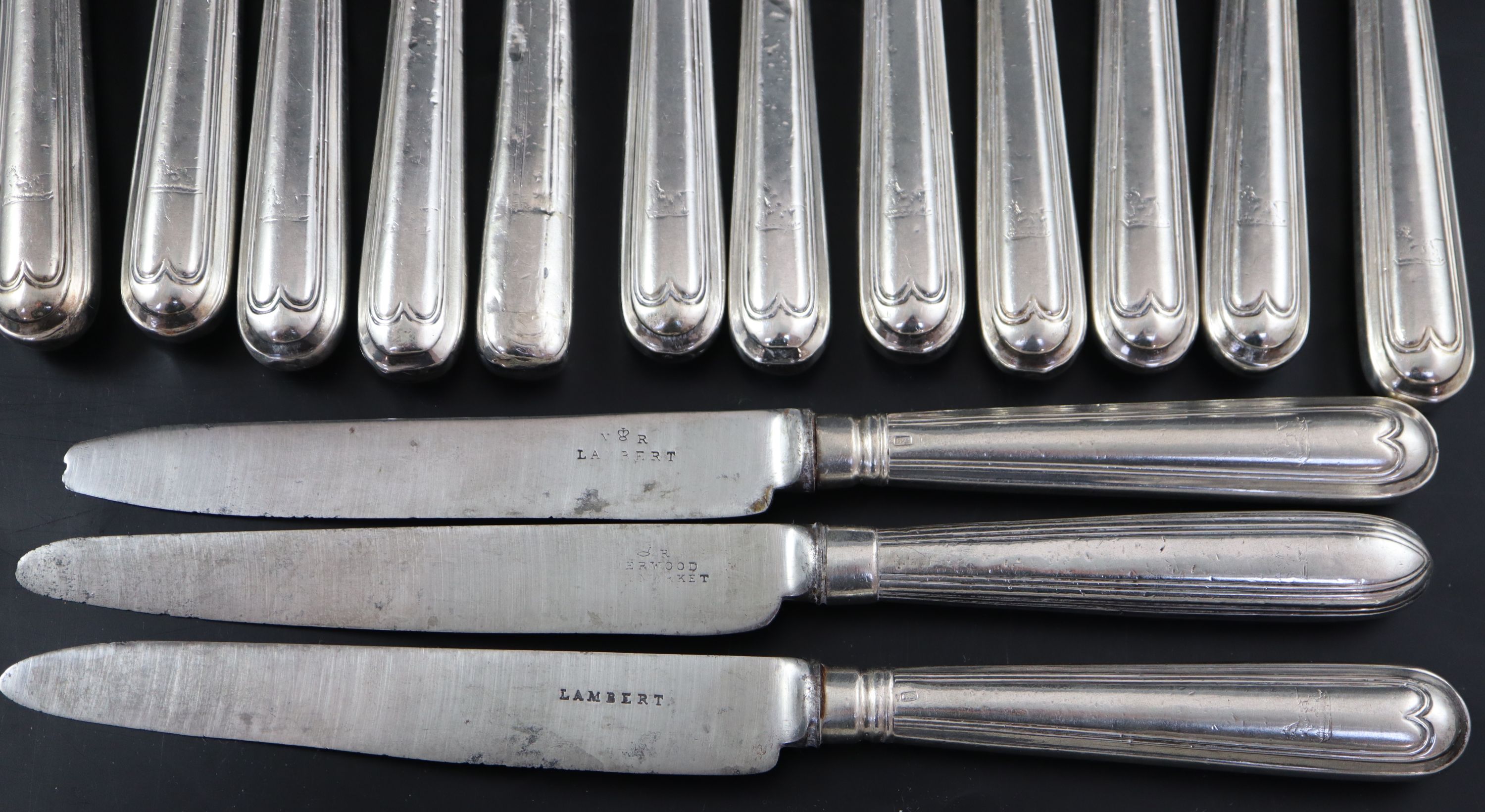 A harlequin set of fifteen mainly George IV silver handled table knives, approx. 27cm.